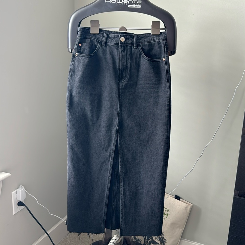 Long denim skirt with front slit - Black